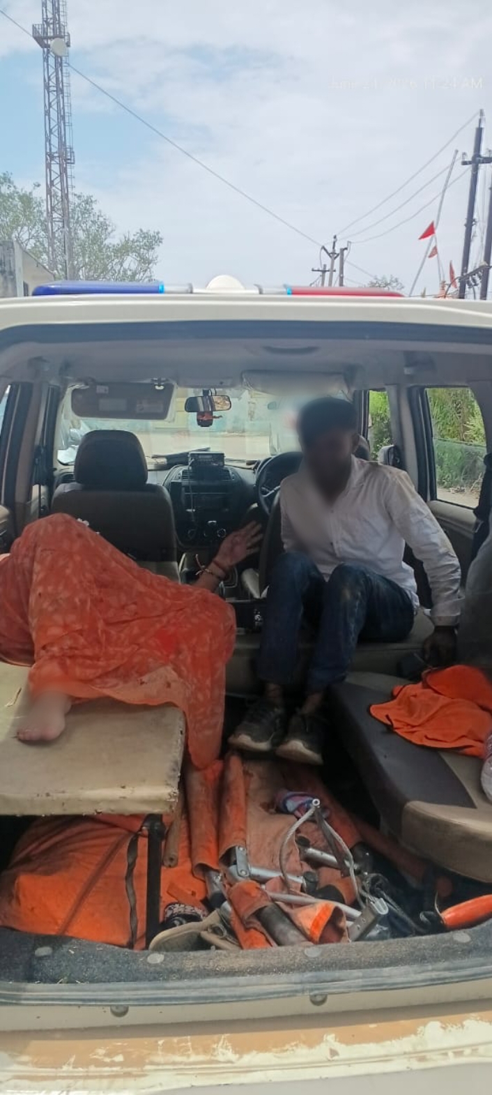 मुरैना के थाना नूराबाद क्षेत्र में सड़क दुर्घटना में घायल हुए 03 व्यक्तियों को, डायल-112 जवानों ने पहुँचाया अस्पताल। 
